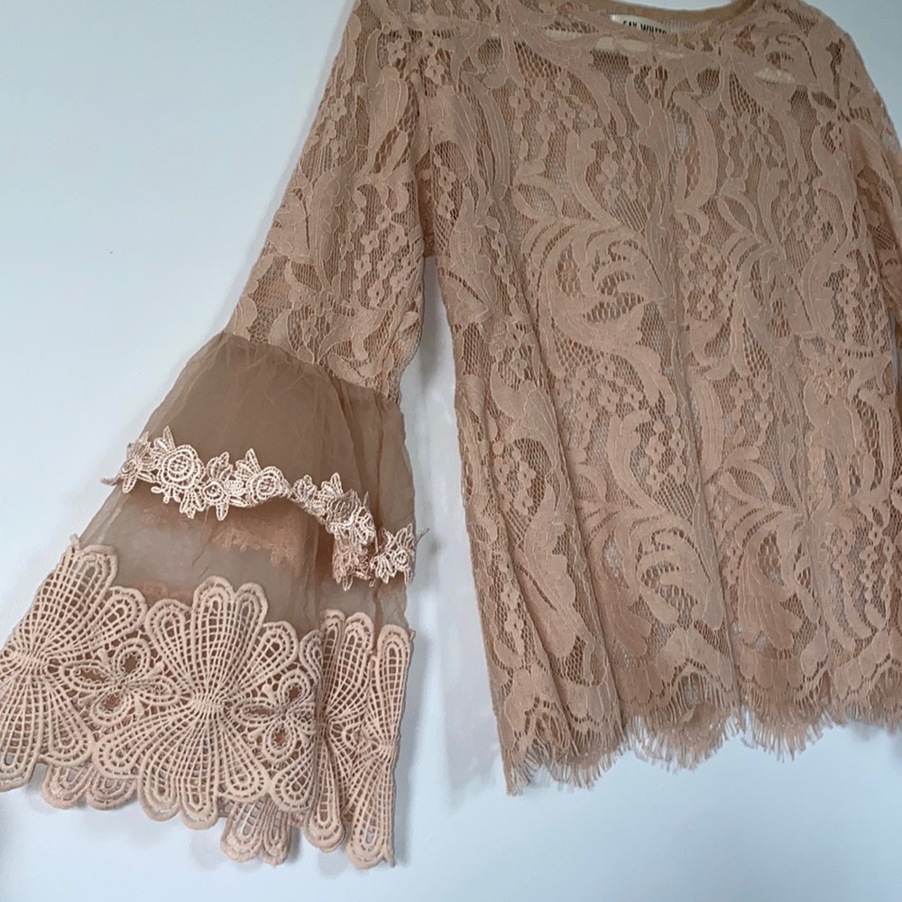 Lacey Bell Sleve Top. Size M - Picture 3 of 6